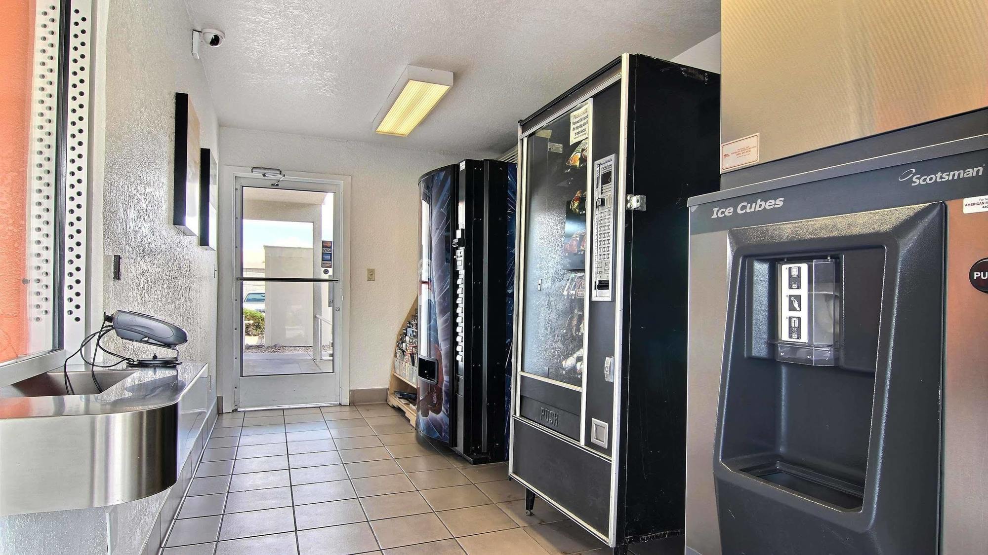 Отель Albuquerque Crowne Plaza By Ihg Экстерьер фото